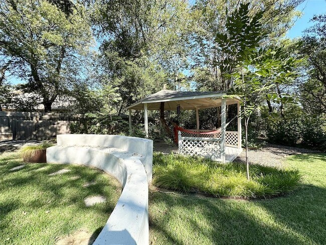 Building Photo - 400 Juniper Rd