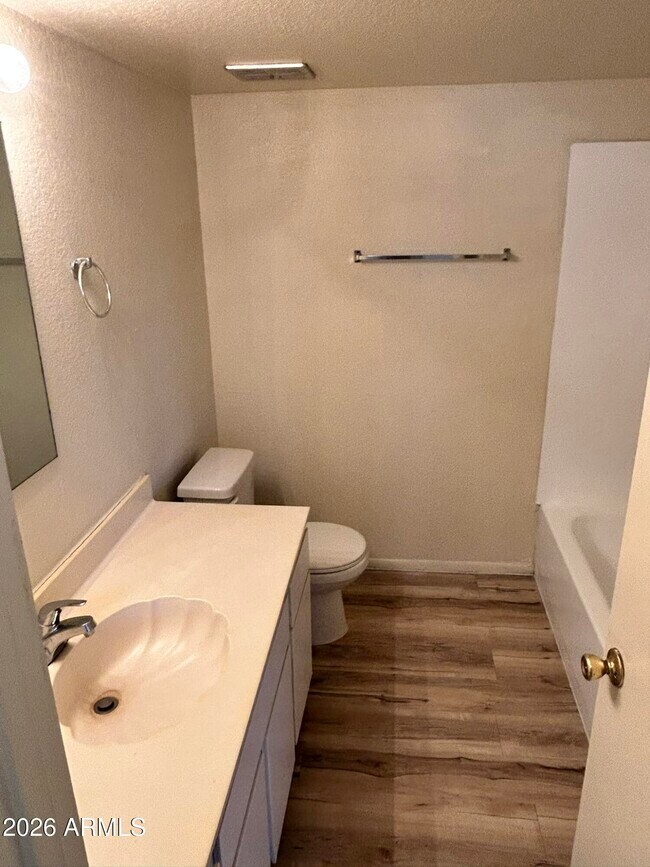 Building Photo - 2652 E Oakleaf Dr