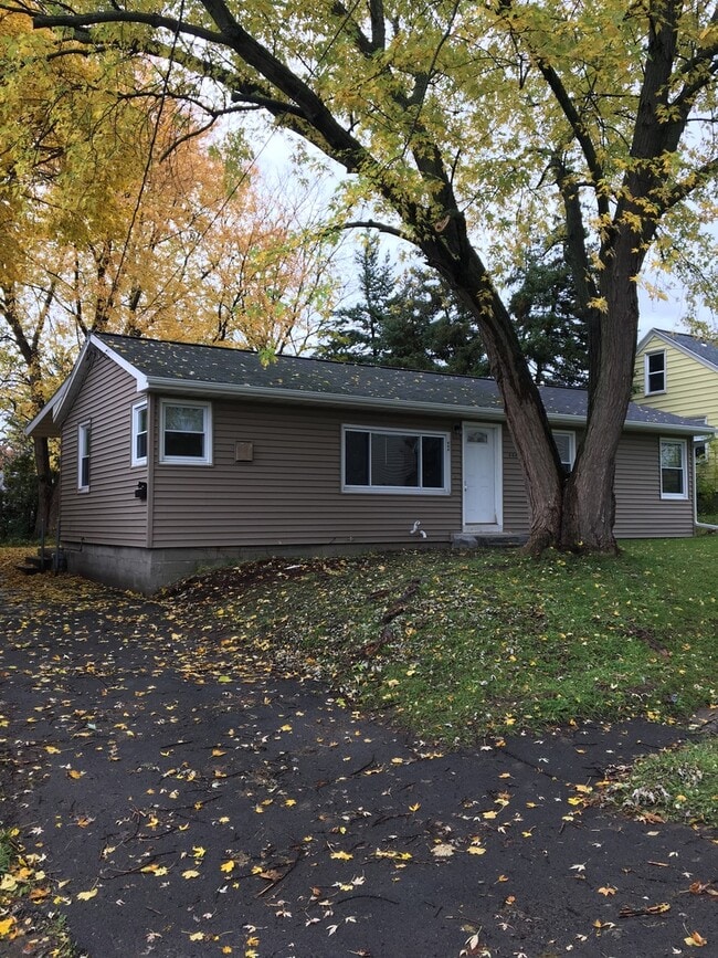 Primary Photo - Spacious 4 bedroom 1.5 bath ranch Eastwood