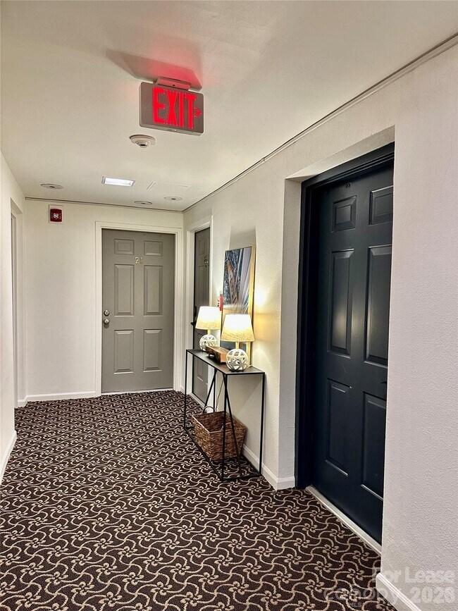 Building Photo - 229 N Poplar St