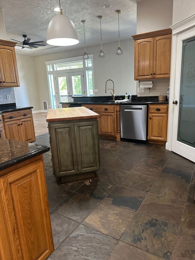 Building Photo - Amazing Price! Amazing Location!