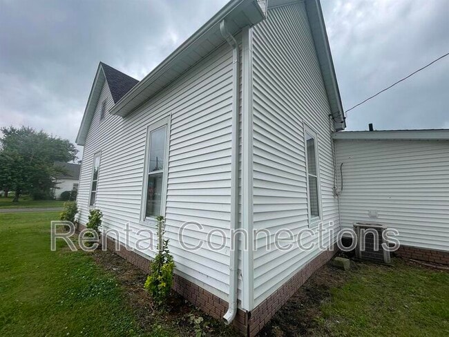 Building Photo - 402 S Bentley St
