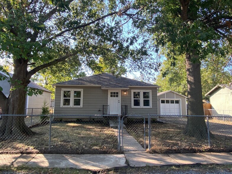 Building Photo - 923 Olive St.