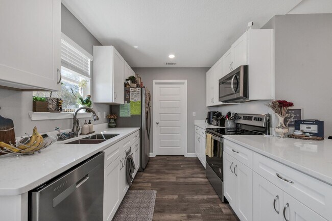 Building Photo - 3 bedrooms 2 bathrooms