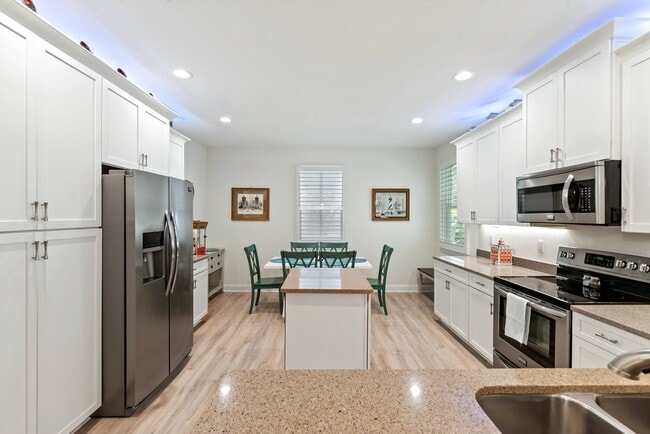 Building Photo - 10 Armand Beach Dr