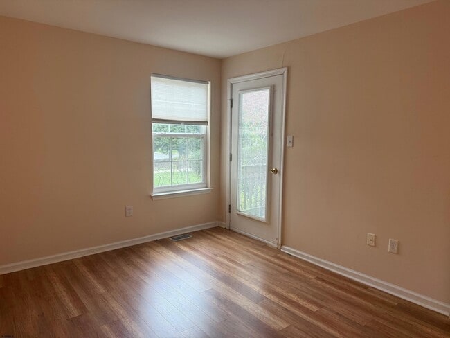 Building Photo - 551 London Ct