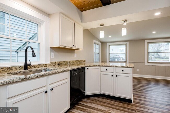 Building Photo - 21 Elm Rd