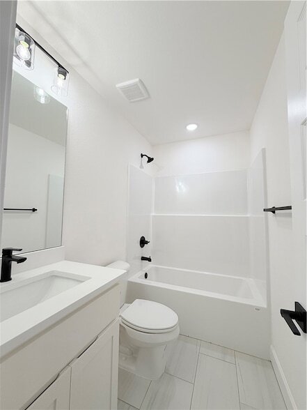 Building Photo - 3008 SW Luna Ln