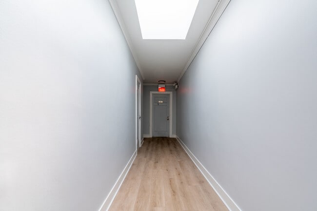 Building Photo - 6239 N Western Ave