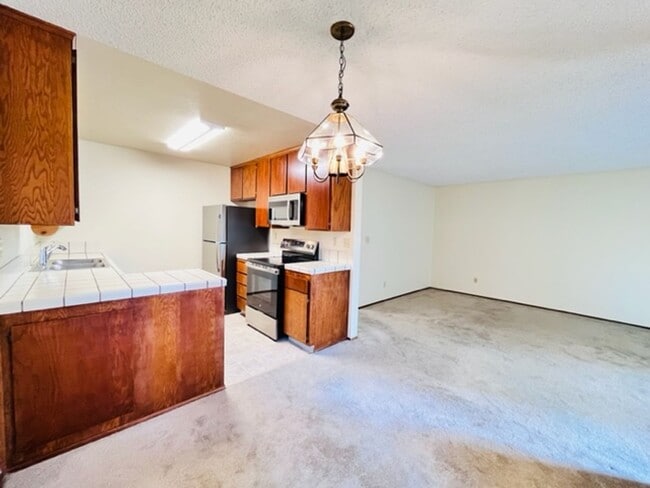 Building Photo - Move-In Ready, 2BD/2BA, Upper-Level, Singl...