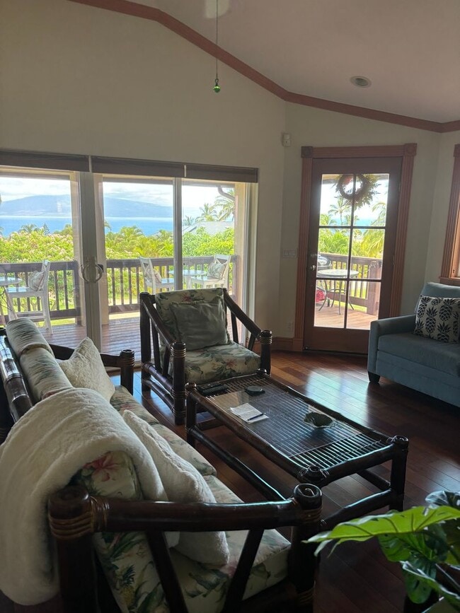 Building Photo - Stunning Launiupoko 2BR Rental – Ocean Vie...