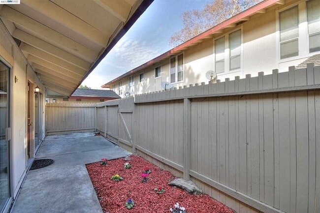 Building Photo - For Rent – Charming 2BR single level condo...