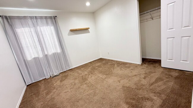 Building Photo - GOURMET KITCHEN-D20-6 BEDROOMS