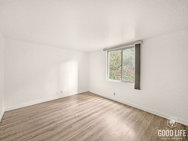 Building Photo - Stunning 1BD/1BA W/ Reserved Parking, A/C, and Community Pool in College Area!