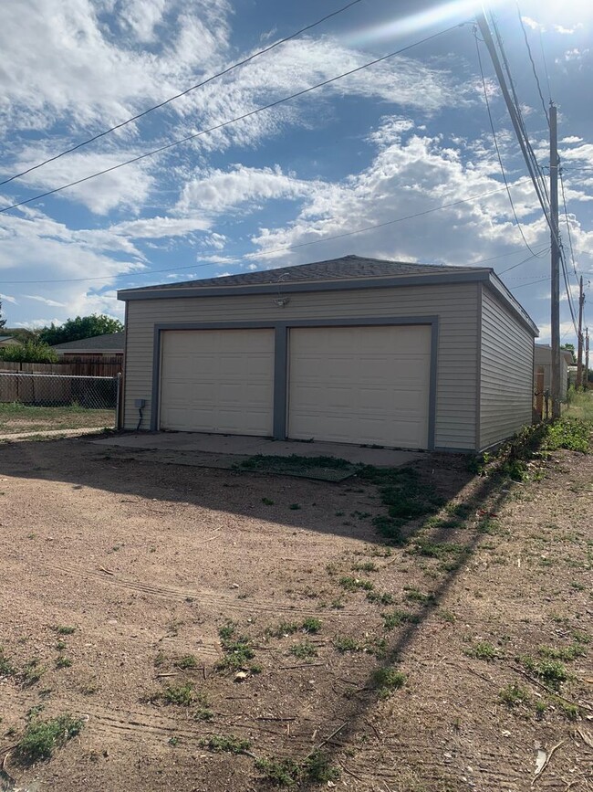 Building Photo - 3 BEDROOM, 1 BATHROOM, RANCH STYLE SINGLE ...