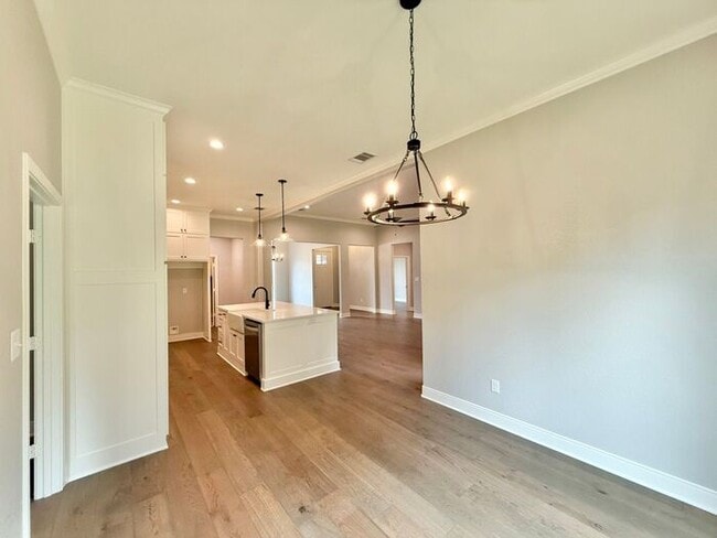 Building Photo - Beautiful and Spacious 3-Bedroom, 2-Bath R...