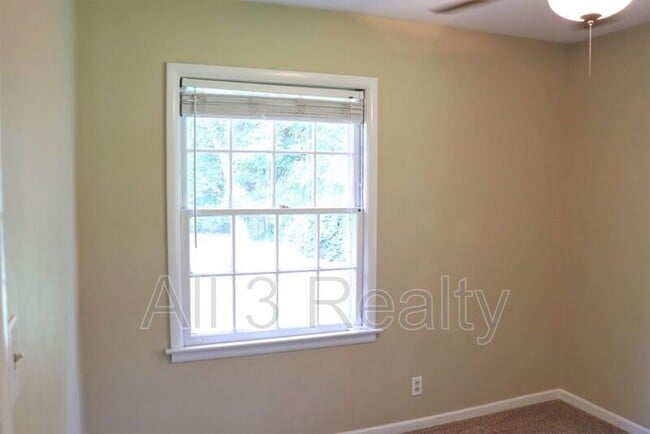 Building Photo - 919 Green Ridge Rd