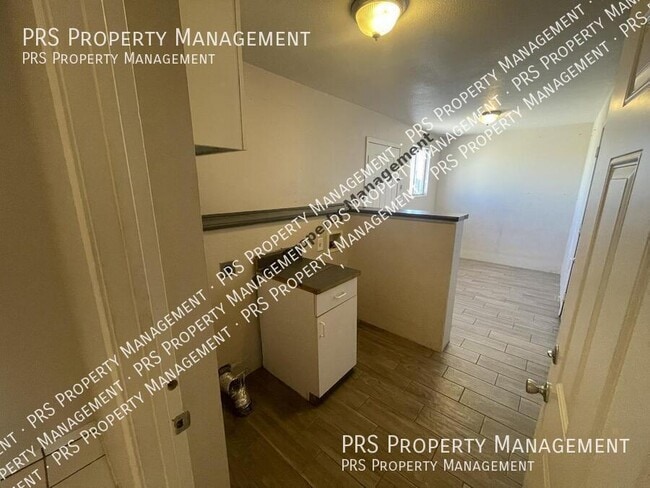 Building Photo - 2544 W Isabella Ave