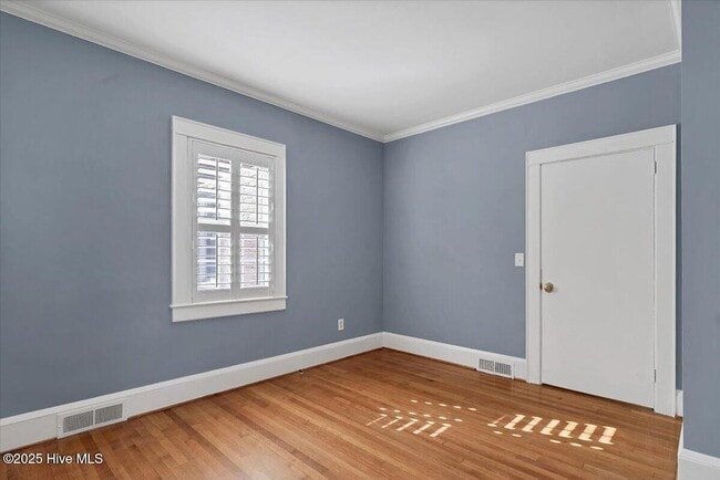 Building Photo - 300 Dogwood Ln