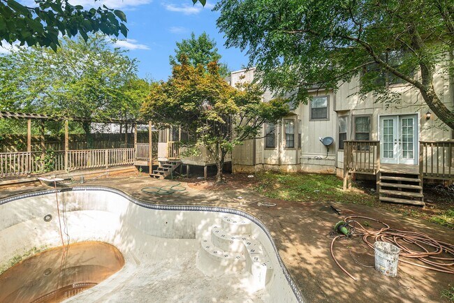 Building Photo - 4 bdrm, 2 bath home w/ a pool! Pool service included!