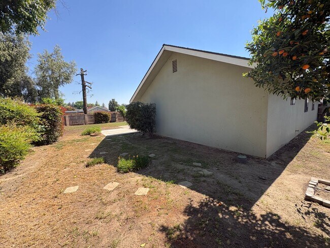 Building Photo - SW Visalia Home Available Now!!
