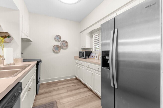 Building Photo - Furnished Resort 2/2 Condo, on Golf Course, Lake Views