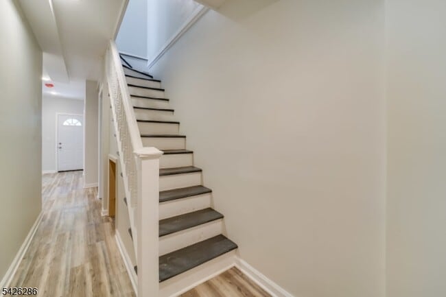 Building Photo - 38 Willowdale Ave