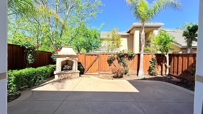 Building Photo - Gorgeous Two (2) Suites--- Executive Style 2BD/2.5BA + Loft, Two-Story TH at The Lake at Canyon L...