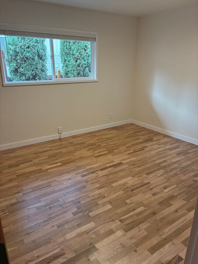 Building Photo - Quiet 3 Bedroom, 2 Bath with Large Backyard