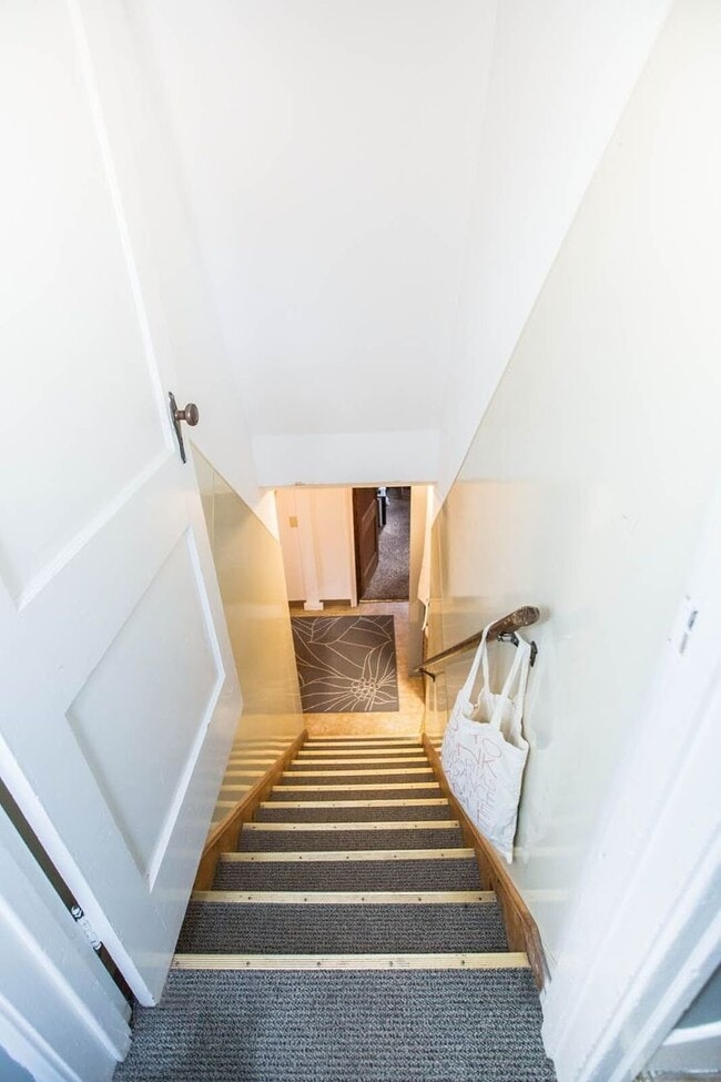 Building Photo - $3,000 - 4 bed / 2 bath Centrally Located Single Family Home in Missoula