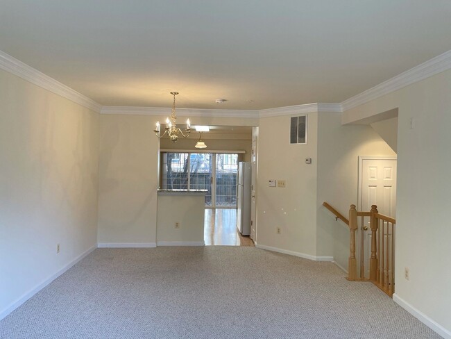 Building Photo - Amazing Vienna Townhome Condo in A Great L...