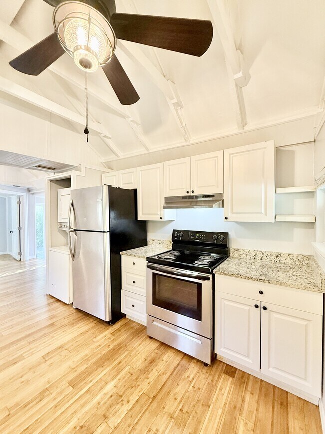 Building Photo - 713 Smith St