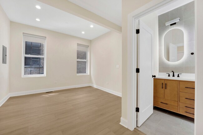 Building Photo - 2021 W Shakespeare Ave