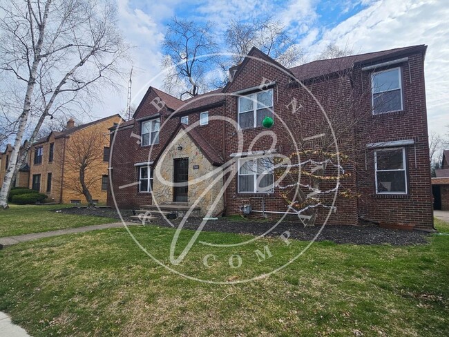 Primary Photo - Lower West Toledo 2 bedroom apartment with...