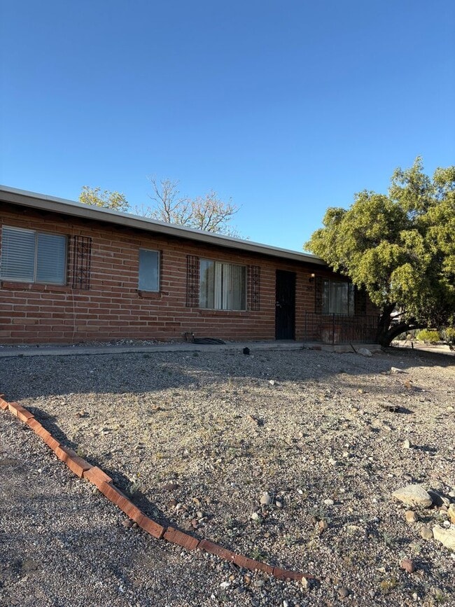 Building Photo - Beautifully Renovated 2 Bedroom -A/C- Fenced Yard