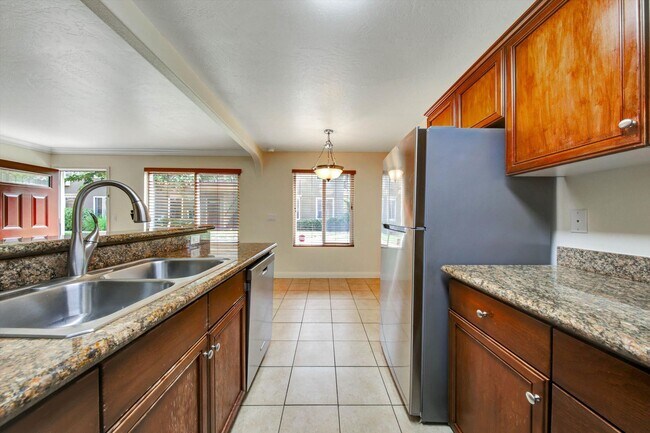 Building Photo - 792 Avocado Ave