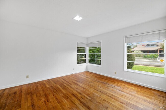 Building Photo - 620 2nd St E