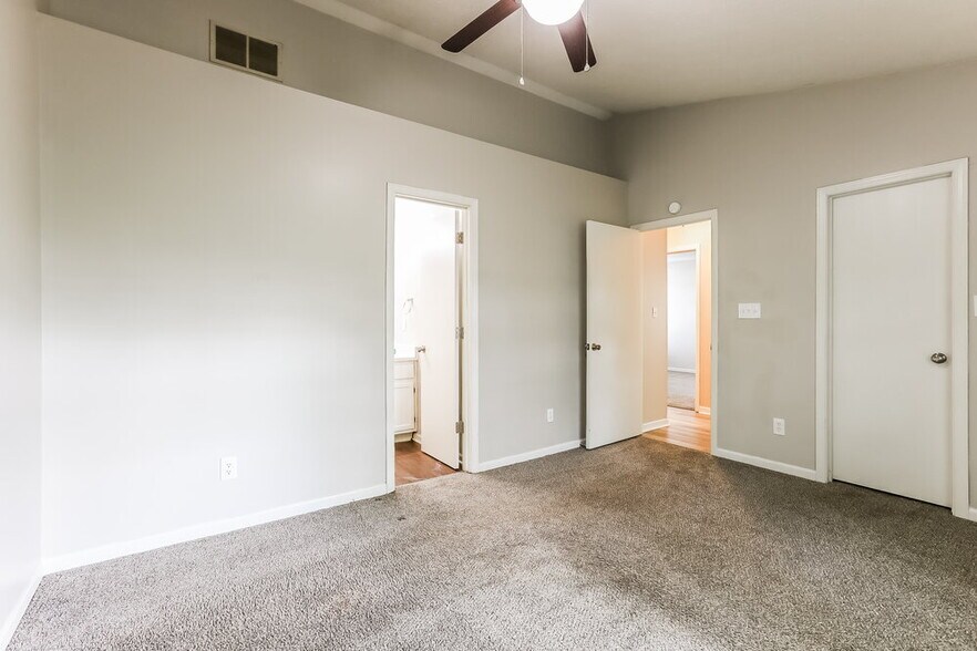 Building Photo - 5223 Pin Oak Dr