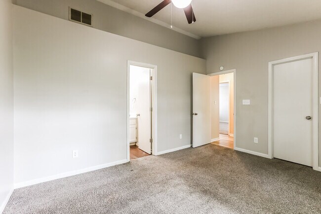Building Photo - 5223 Pin Oak Dr