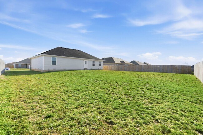 Building Photo - 3 Bedroom Home - Monett MO