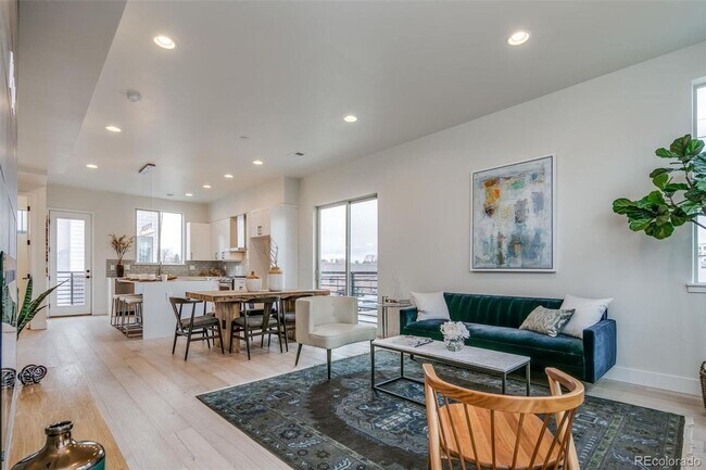 Building Photo - Beautiful Townhome in Southeast Denver