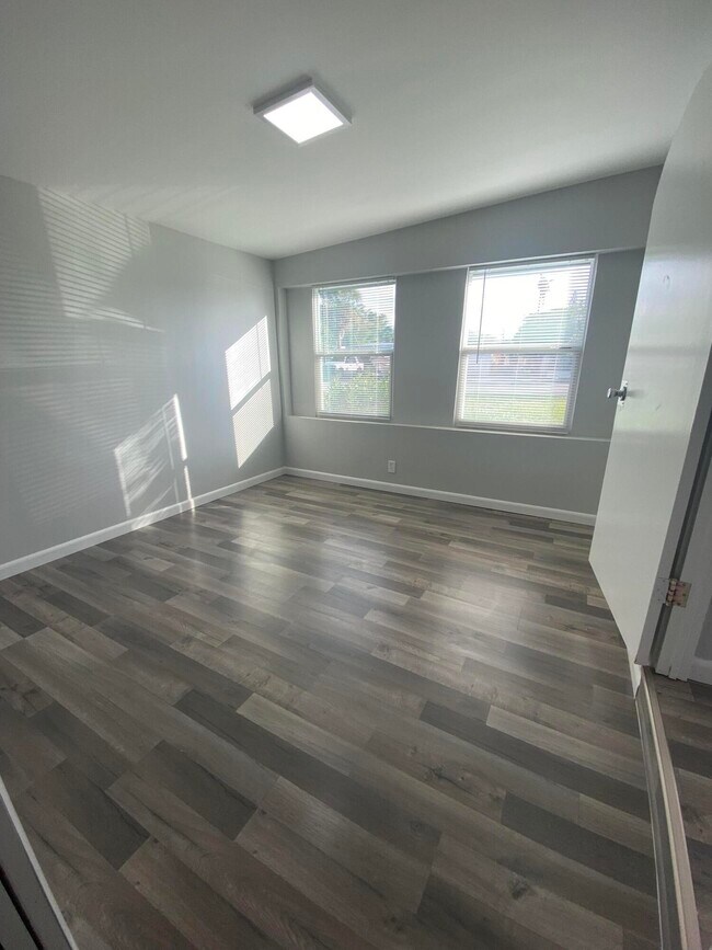 Building Photo - 109 E Hart St