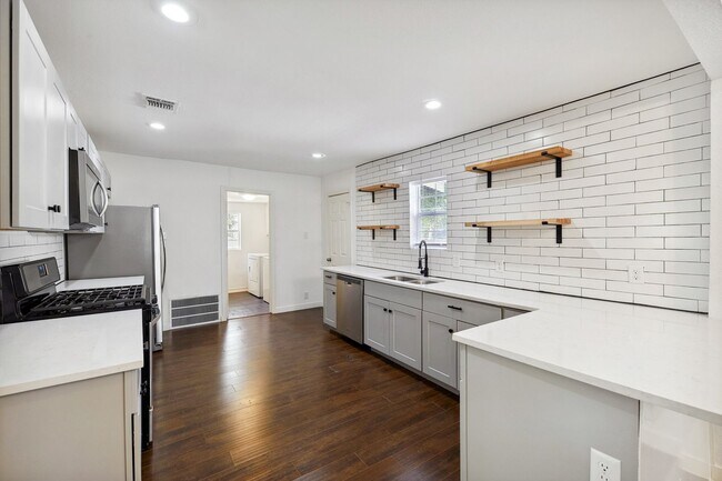 Building Photo - 3 Bedroom Single Family Home in San Antonio