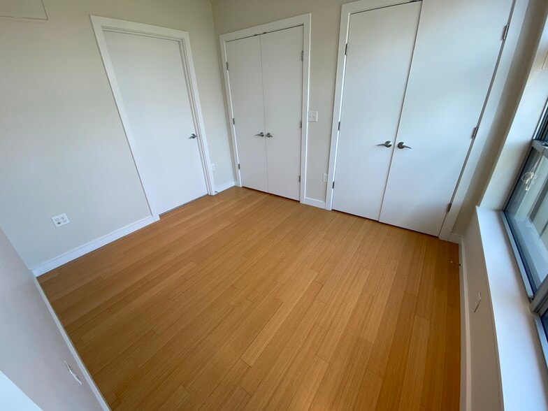 Building Photo - 591 Albany St