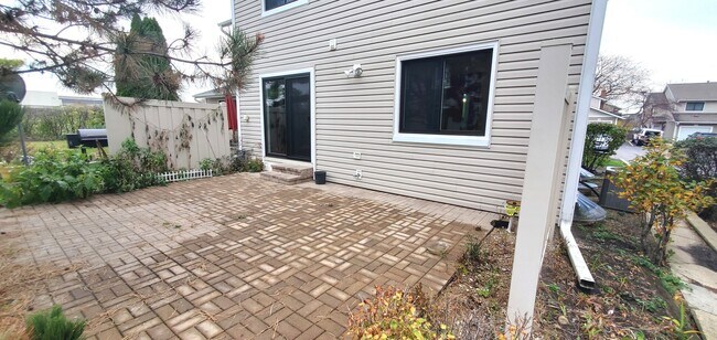 Building Photo - 1052 E Randville Dr