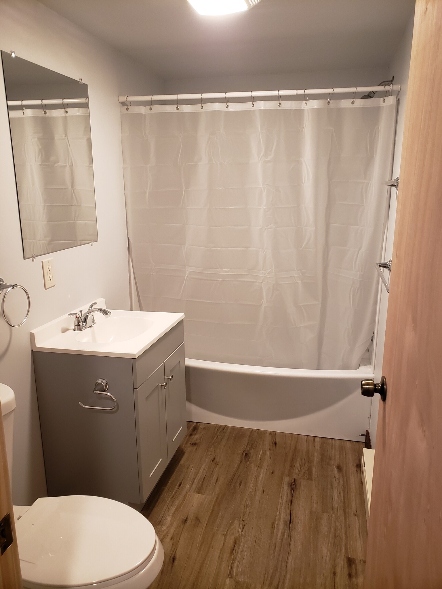 Full bath - 436 Main St