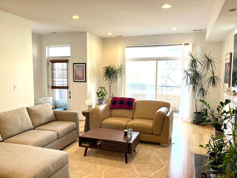 Living room - 817 N Bishop St