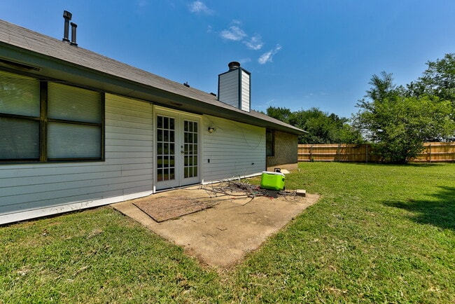Building Photo - 2206 Whiteoak Cir