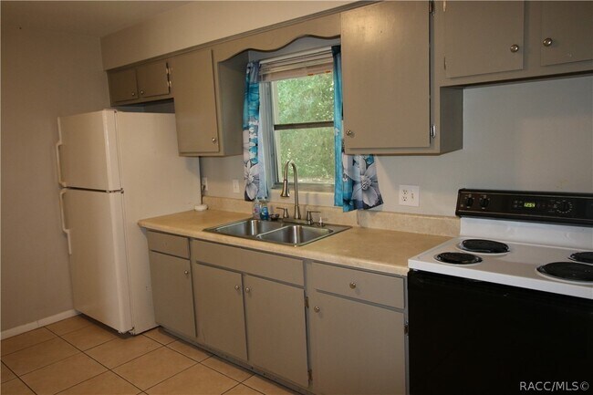 Building Photo - 13 S Washington St