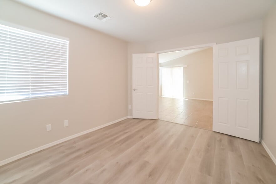 Building Photo - 12557 W Mandalay Ln